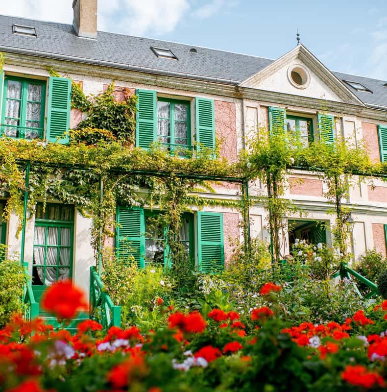 From Paris: Giverny and Versailles Palace Guided Day Trip