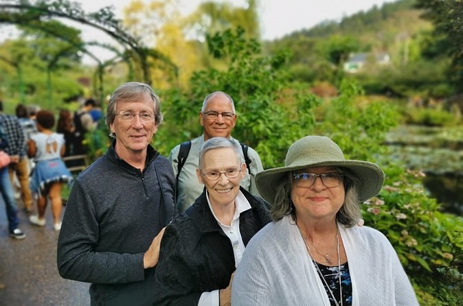Giverny and Versailles Full-Day Private Guided Tour with Hotel Pickup