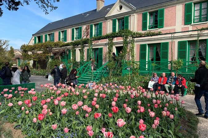 Versailles Palace and Giverny Private Guided Tour from Paris